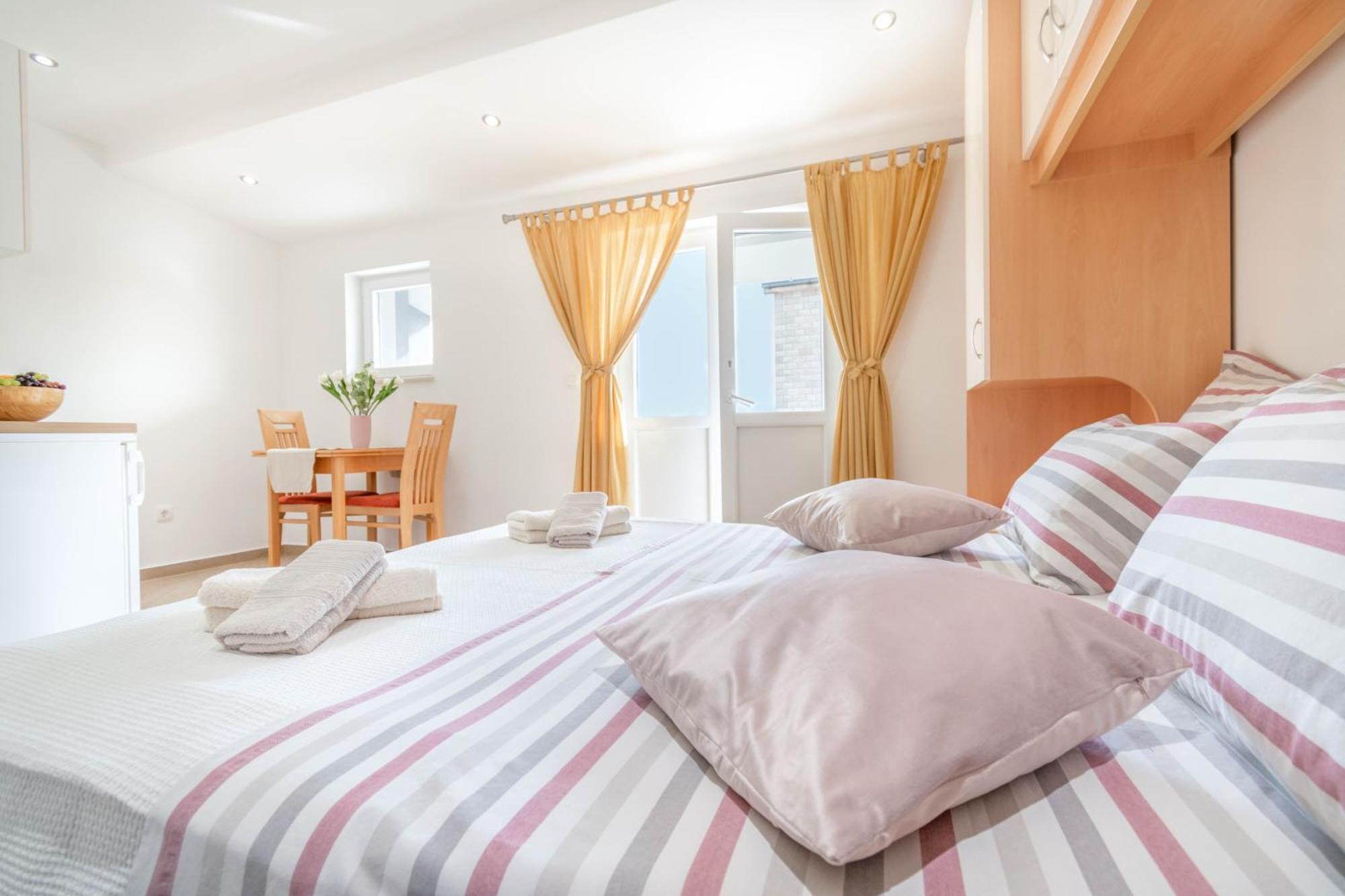 Studio Apartmani Dora Makarska Exterior photo