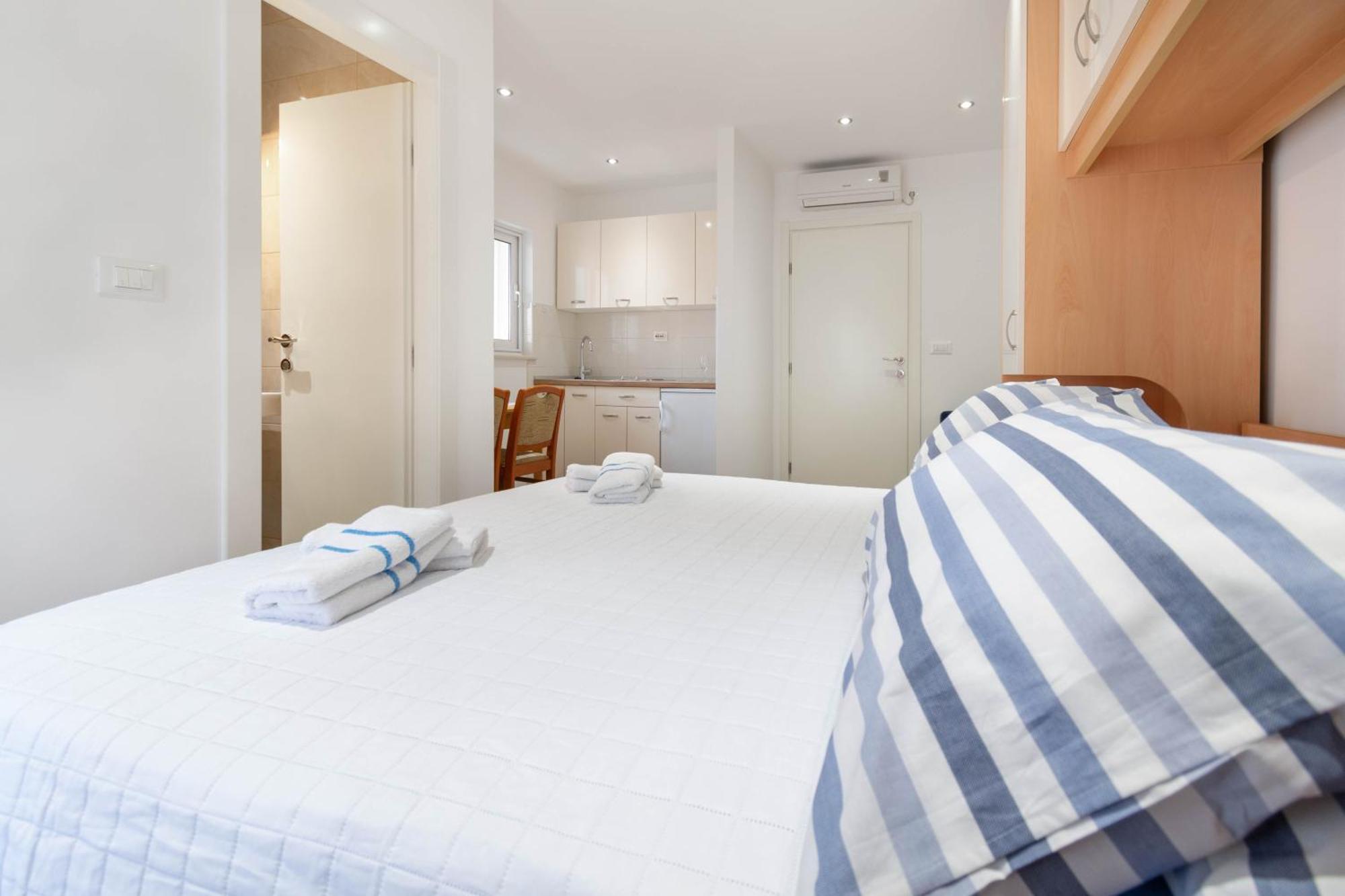 Studio Apartmani Dora Makarska Exterior photo
